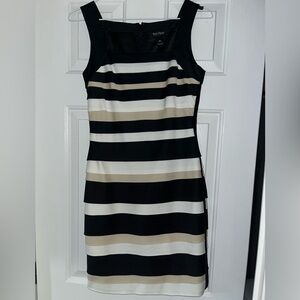 White House Black Market cocktail dress in black/white/tan. Size 00.